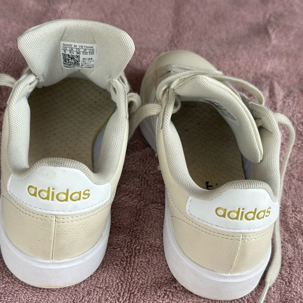Kids Adidas Grand Court Cream and White Sneakers - size 5 - Picture 2 of 5